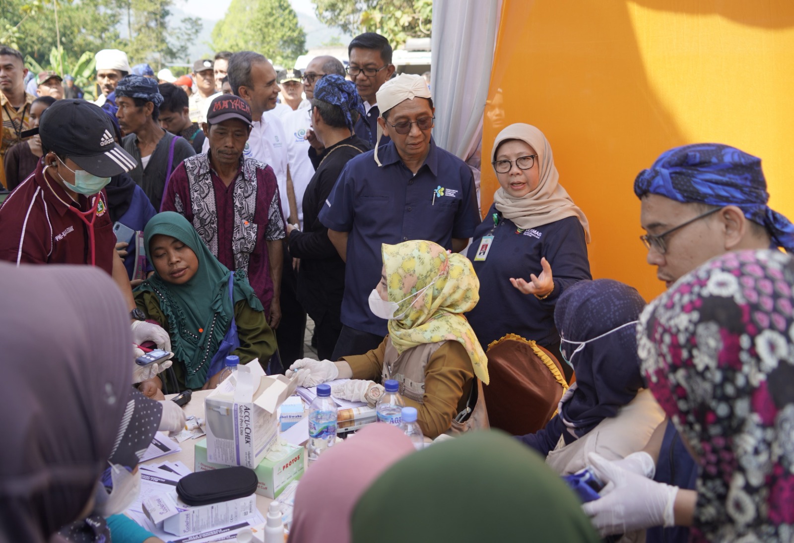 121 Warga Badui Terima Kartu JKN/KIS - Badan Kebijakan Pembangunan ...